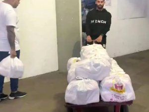 Jogadores de Internacional e Grêmio ajudam a distribuir mantimentos para afetado por enchentes no RS