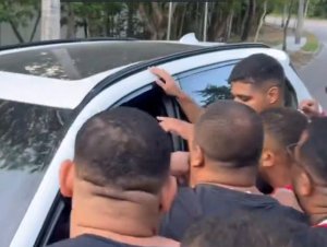 Flamenguistas protestam e atiram ovos em carro de jogador na porta do Ninho; assista