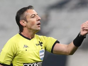 Raphael Claus apita partida entre Bahia e Grêmio pela Série B
