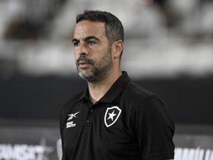 Artur Jorge admite atuação abaixo do Botafogo em triunfo contra o Vitória: “Primeira parte apática”